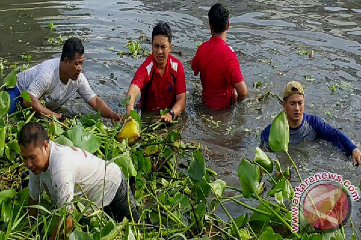 Kapolsek Dan Camat Kompak Bersih-Bersih Sungai Veteran