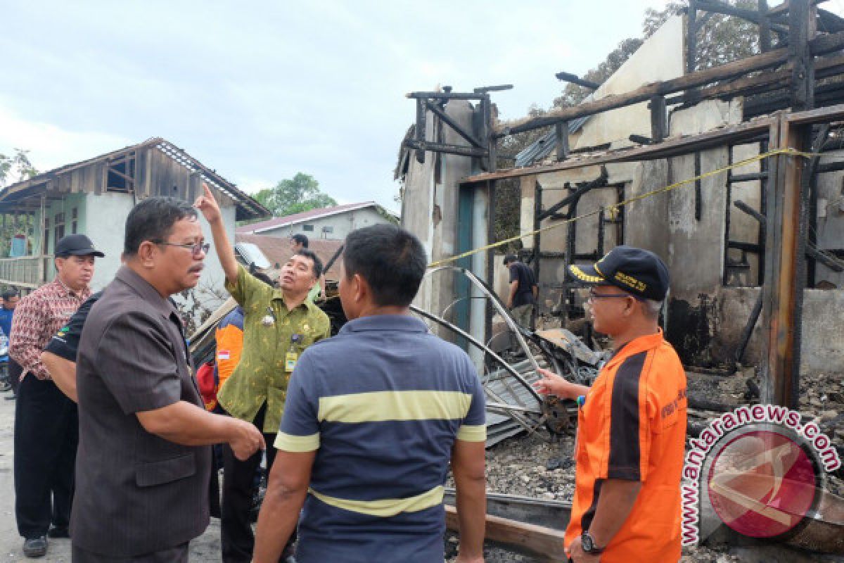 Bupati Sekadau serahkan bantuan kebakaran Nanga Mahap