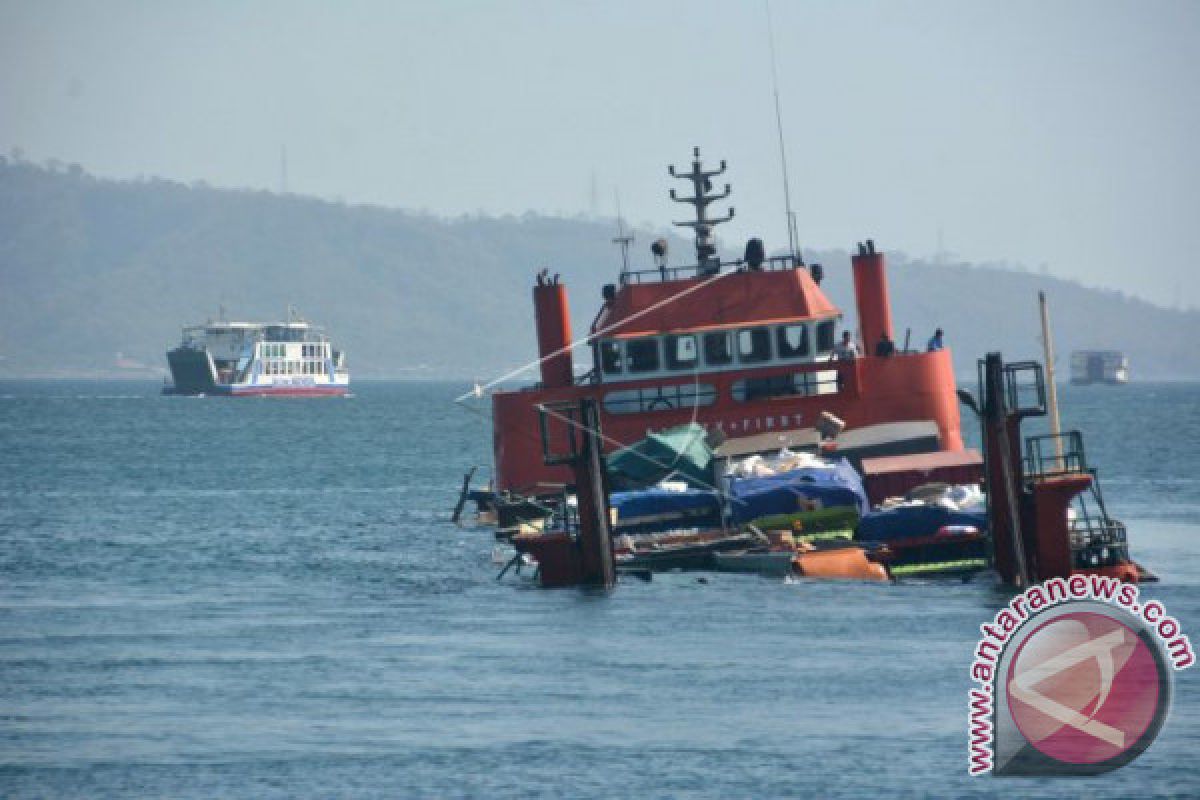 KM Bandar Nelayan evakuasi korban kapal tenggelam