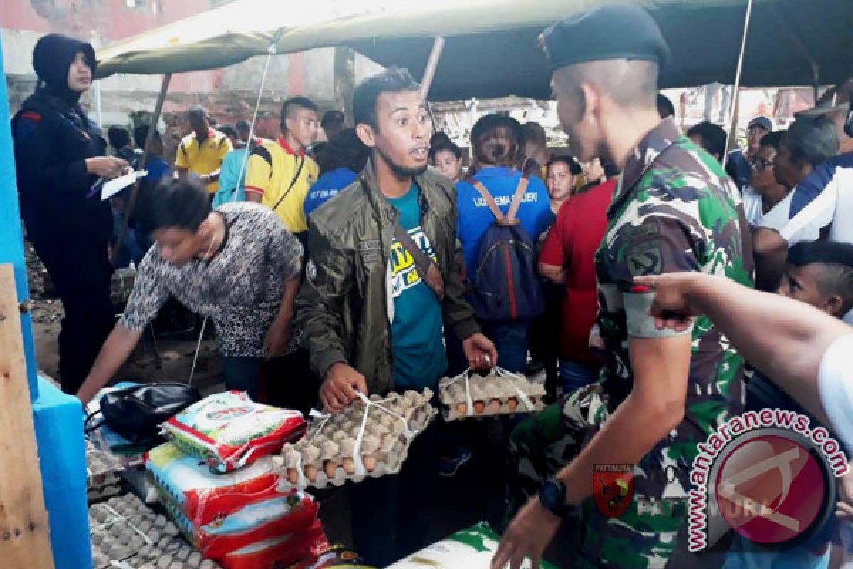 Kodam Pattimura, Brimob Maluku gelar pasar murah