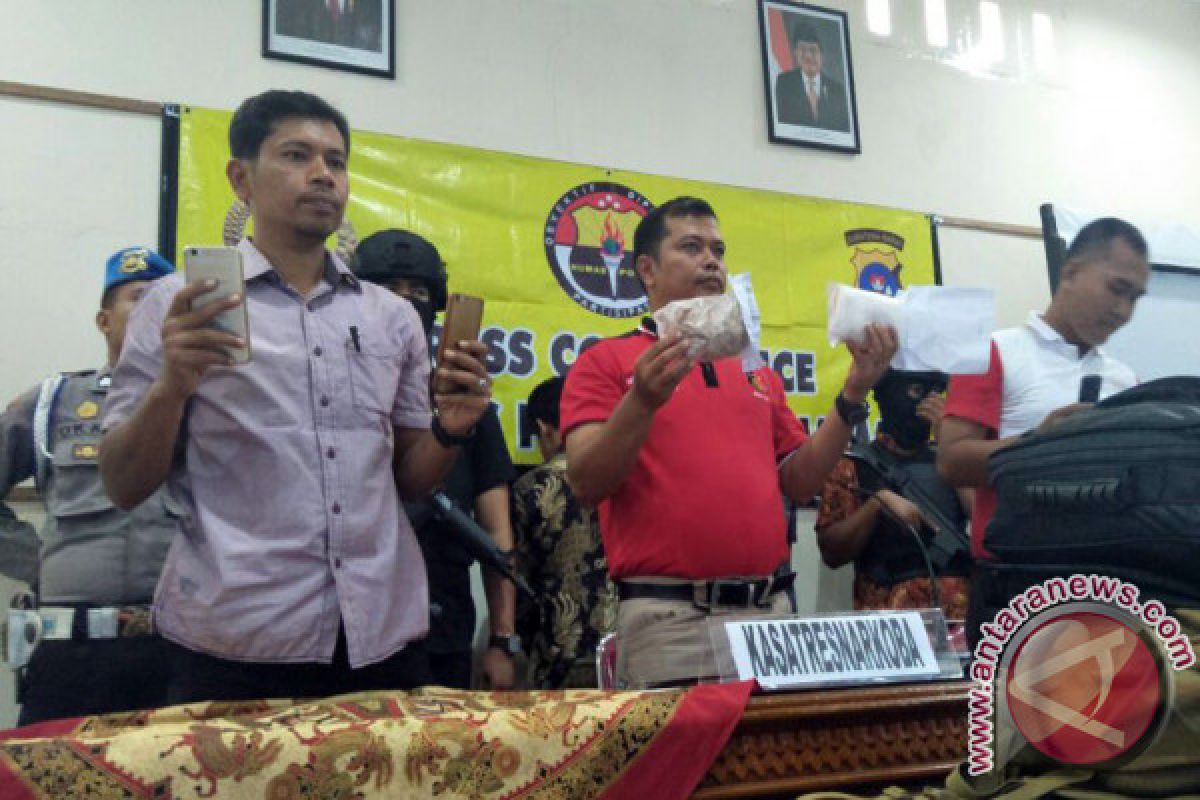 Dua Kurir Sabu-Sabu Ditangkap di BIM, Seorang Berhasil Terbang ke Jakarta