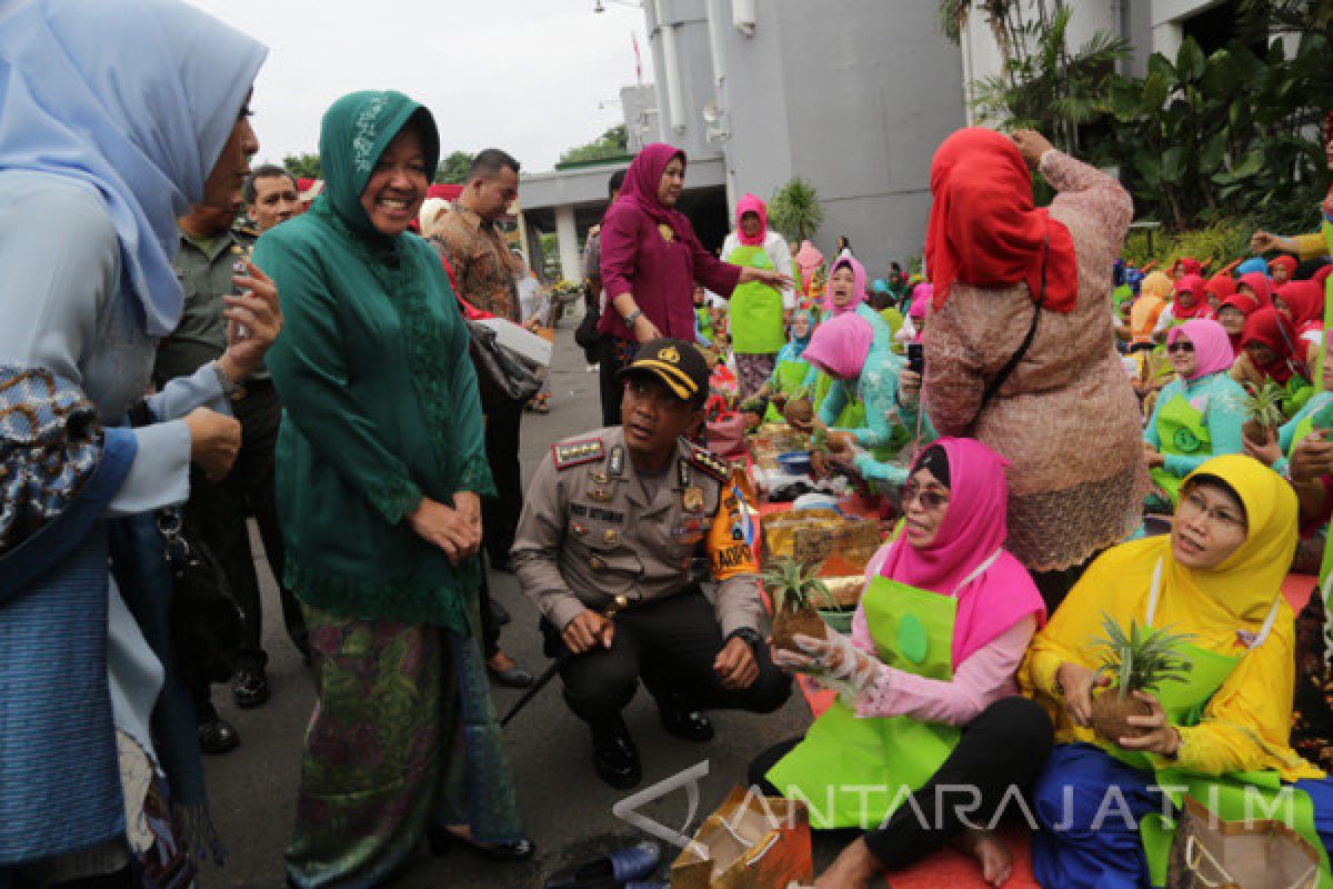 Risma Pesan Ibu-Ibu Surabaya Beri Perhatian Lebih Keluarga