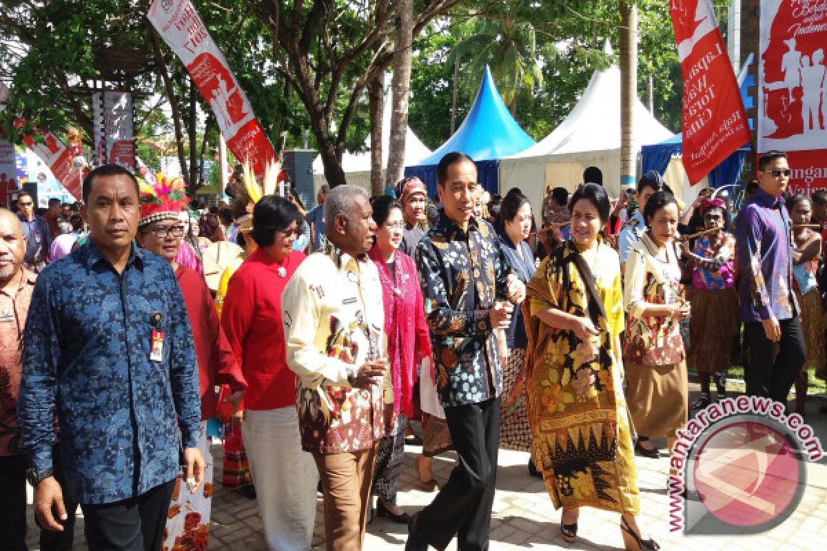 Presiden Jokowi Disambut Suling Tambur Di Raja Ampat