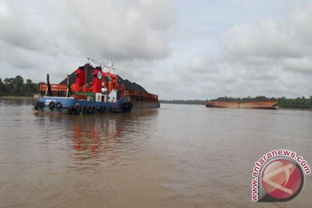 Sungai Barito Pedalaman Surut Akibatkan Tongkang Kandas