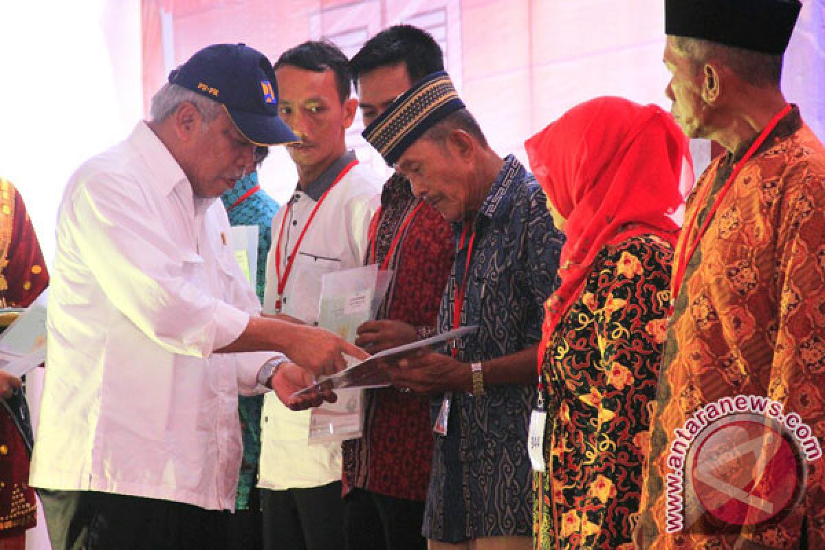 Menteri PUPR serahkan ribuan sertifikat di Bengkulu