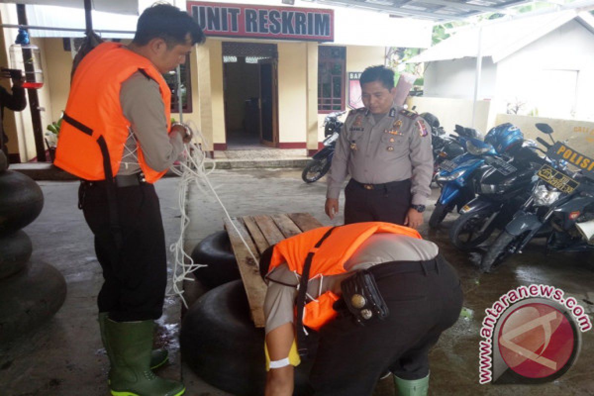 Inovasi Rakit Ban Polsek Padang Batung Untuk Evakuasi