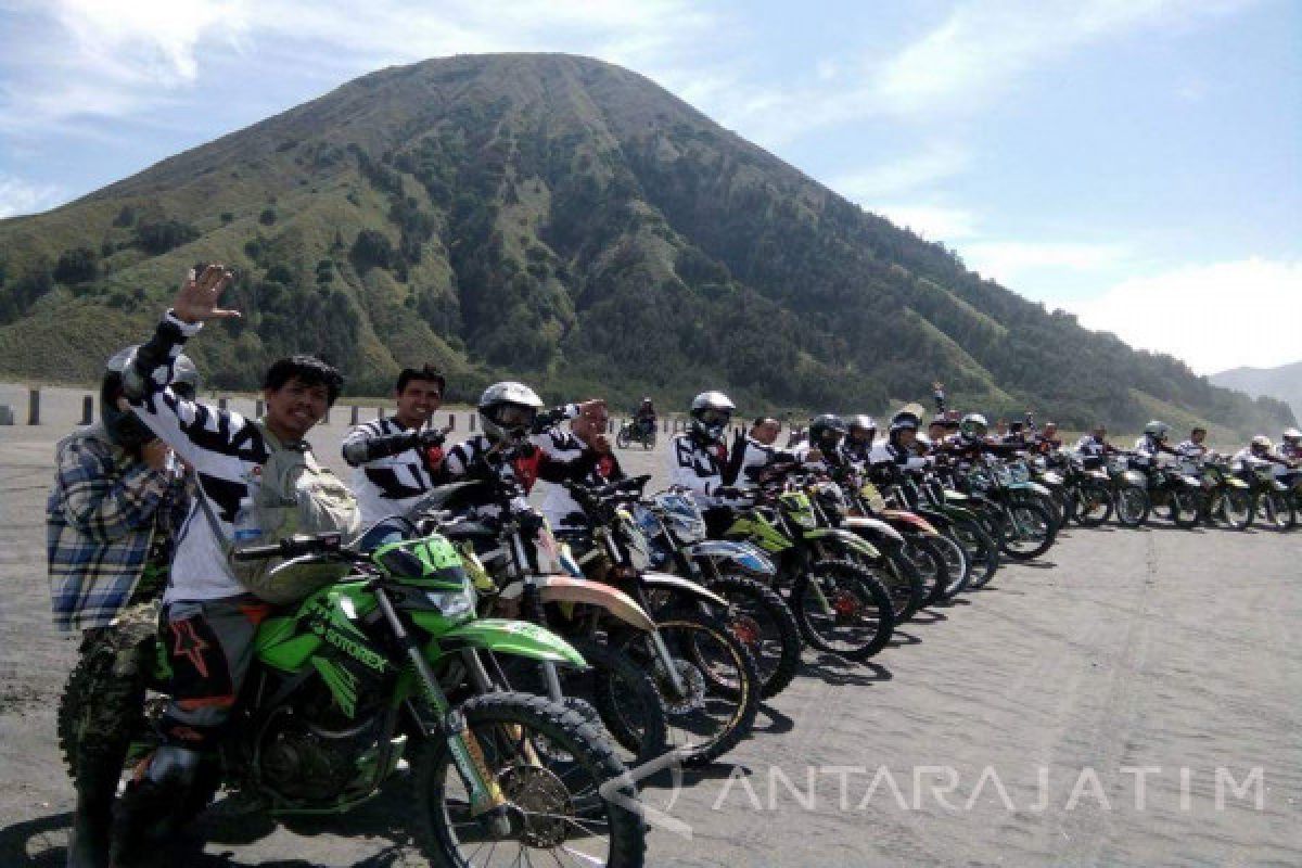 Berkejaran Naik Trail di Lautan Pasir Gunung Bromo (Video)