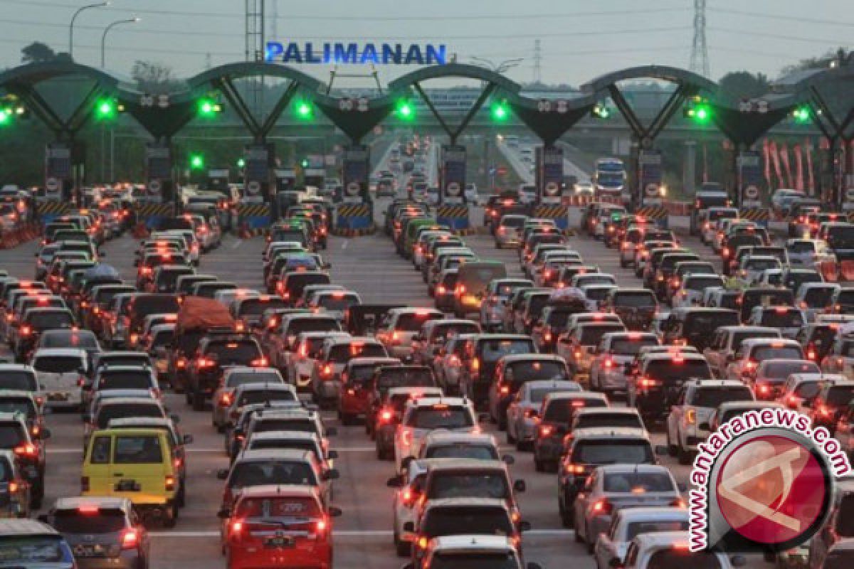 Arus menuju jalan Tol Cipali sempat tersendat