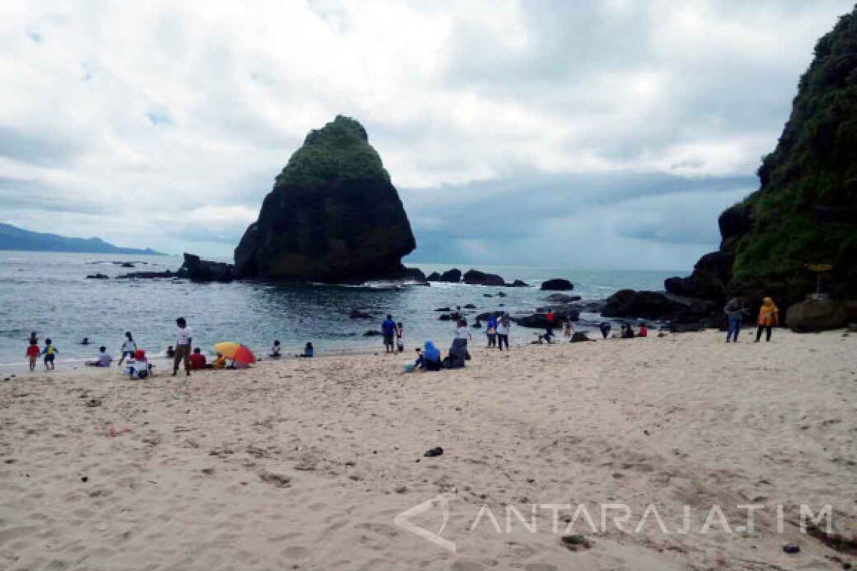 Libur Natal, Pantai Papuma Jember Dipadati Ribuan Wisatawan