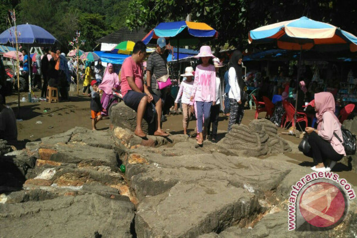 Air Manis Beach is Visited by 36,000 Visitors on Eid Holiday