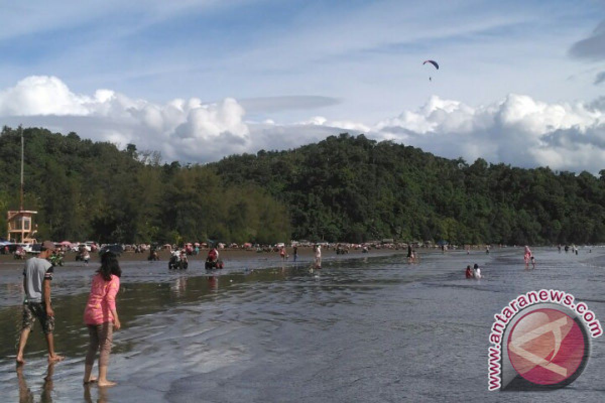Padang Regional Revenue from Air Manis Beach Ticket Charges Reached Rp60 Million