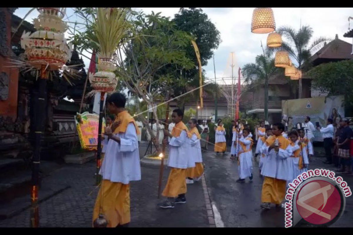 619 Jemaat Rayakan Natal Berbusana Adat Bali