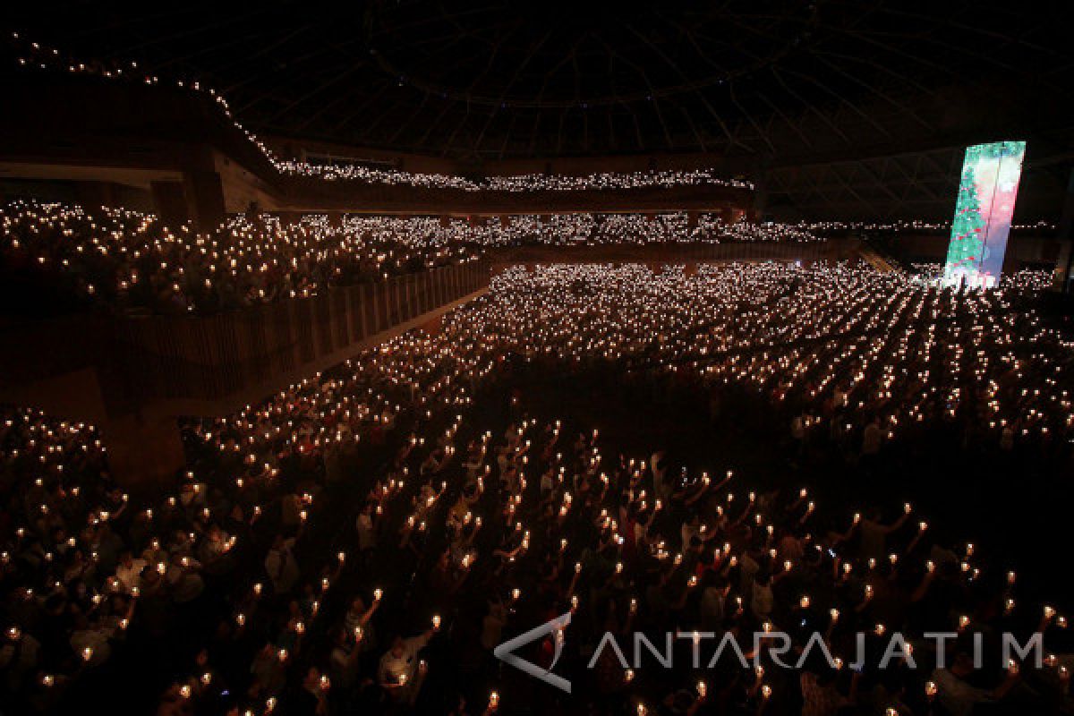 Ribuan Lilin Semarakkan Natal di Surabaya