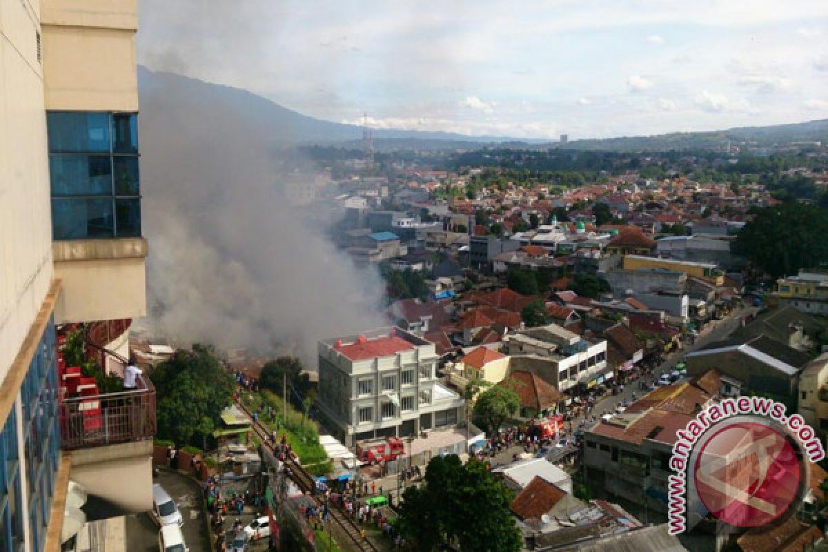 Sejumlah Rumah Di Samping Mal BTM Terbakar (Video)