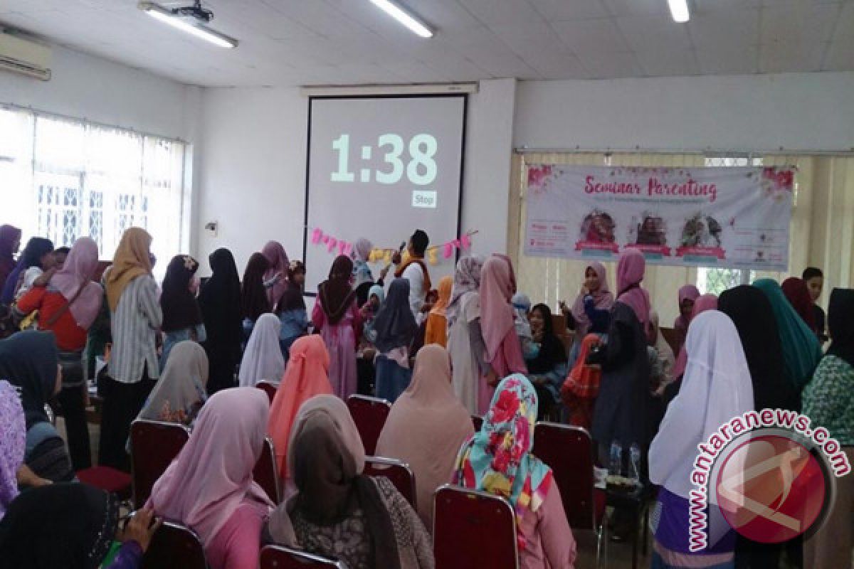 Puluhan Ibu Desa Cikarawang Ikut Seminar 