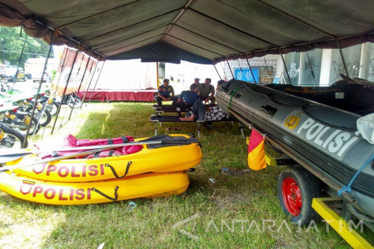 Polisi Bojonegoro Siapkan Perahu Karet Hadapi Banjir (Video)