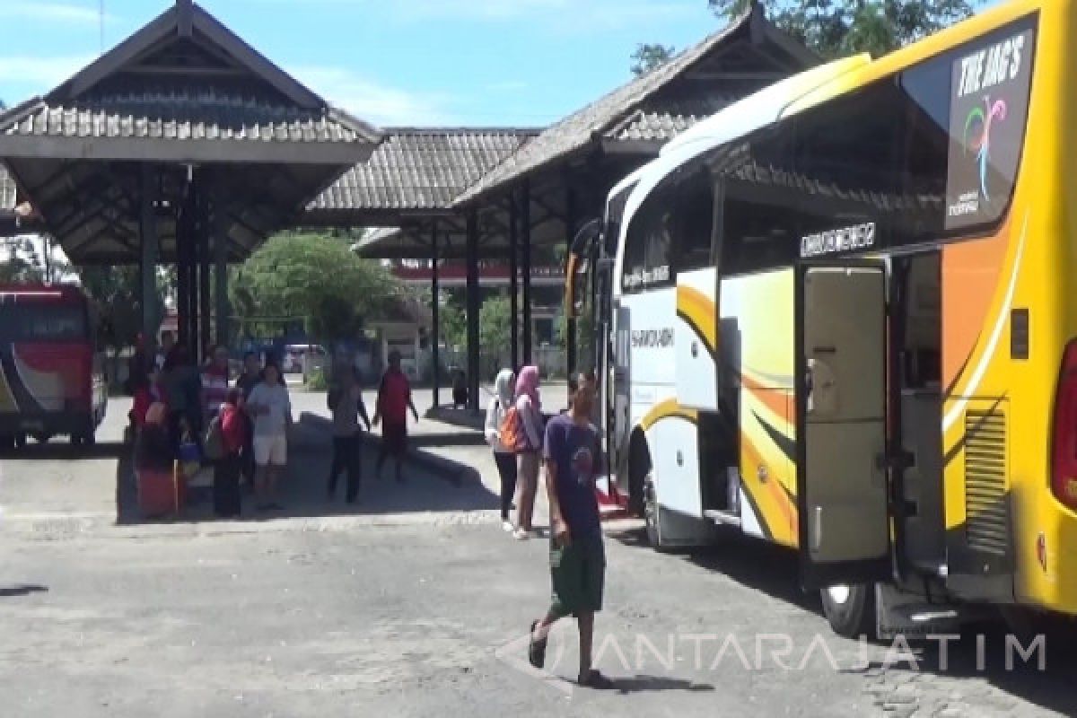 penumpang liburan imlek di terminal madiun tetap