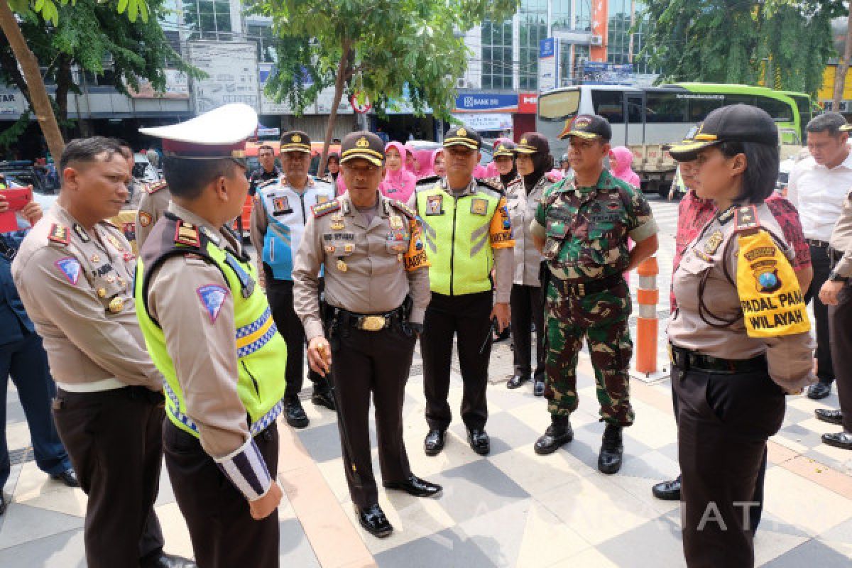 Kapolrestabes Surabaya Inspeksi Pos Pengamanan Tahun Baru
