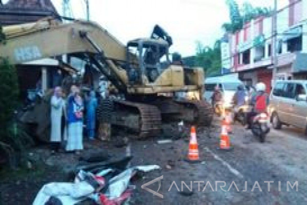 Truk Trailer Angkut Backhoe Tabrak Sembilan Rumah Warga Kota Batu