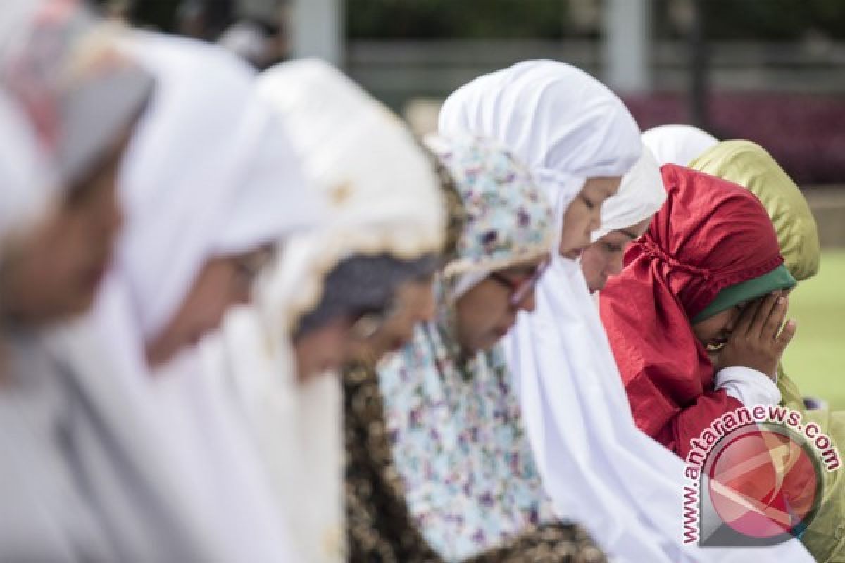 Di Kudus, malam tahun baru diisi istighosah