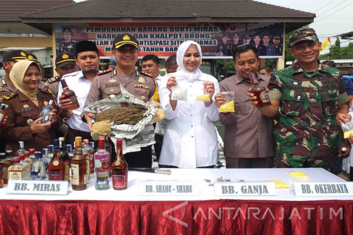 Jelang Tahun Baru, Polres Jember Musnahkan Ribuan Botol Miras-Narkoba