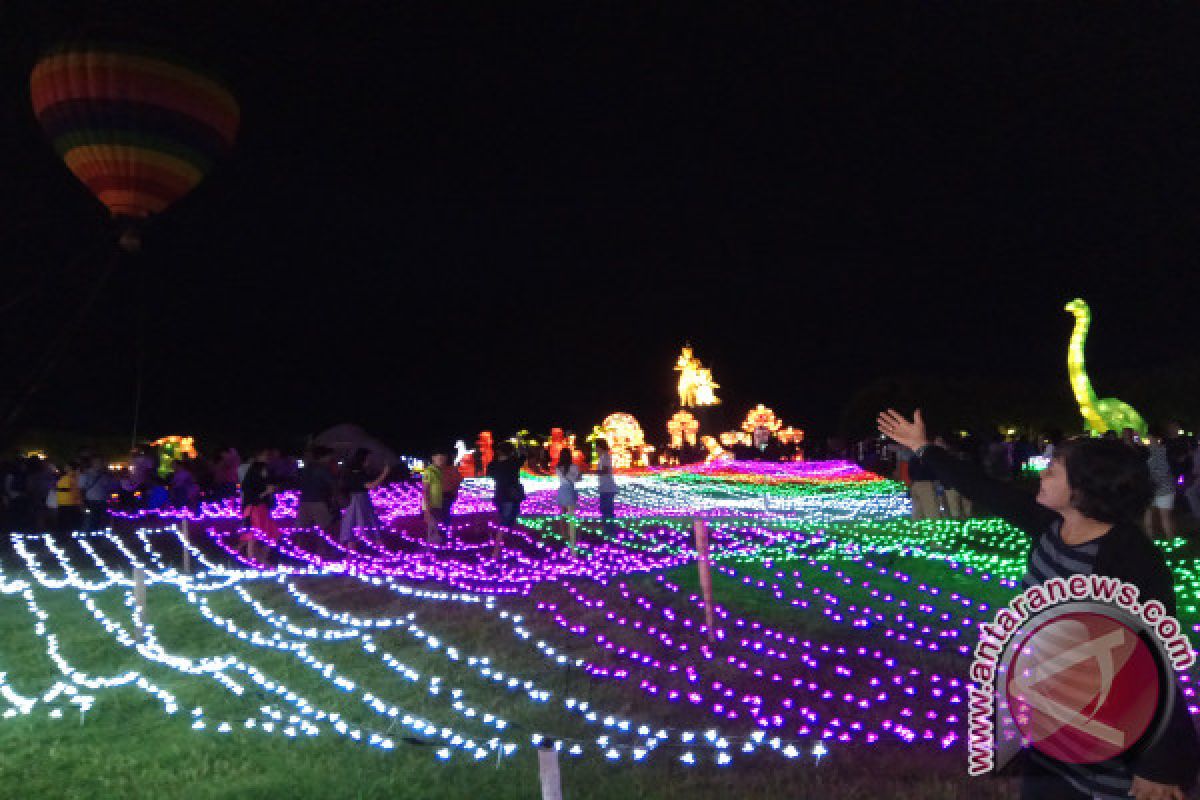 Wisatawan Kunjungi Festival Lampion saat Liburan Natal