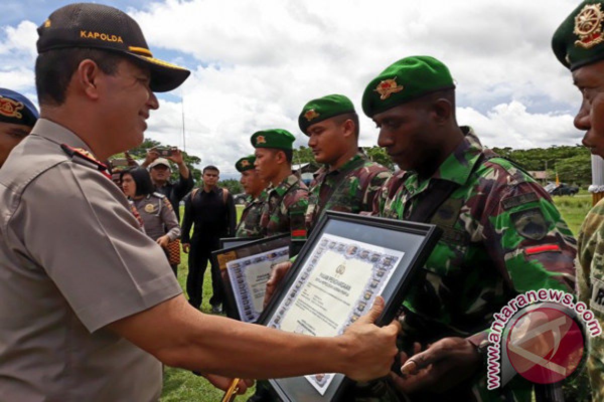 Kapolda Papua serahkan penghargaan kepada prajurit perbatasan 