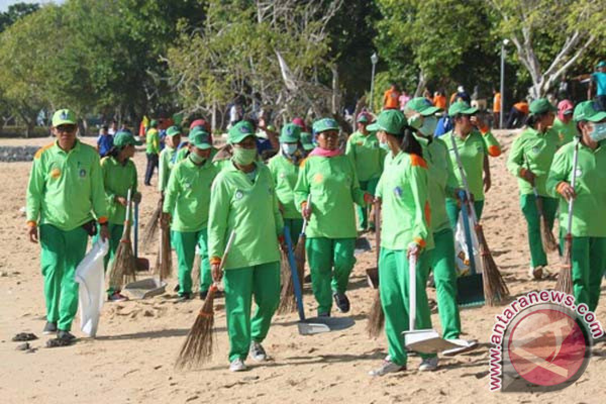 URC Badung bersihkan pasir pantai di Kuta