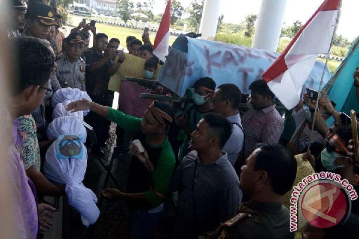 Belasan orang demo di kantor bupati Mukomuko