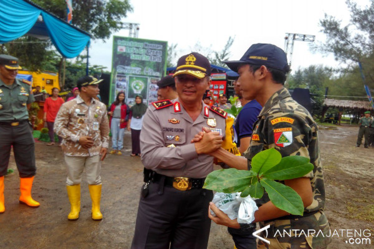 Atasi abrasi, Kapolda Jateng tanam cemara di Sigandu