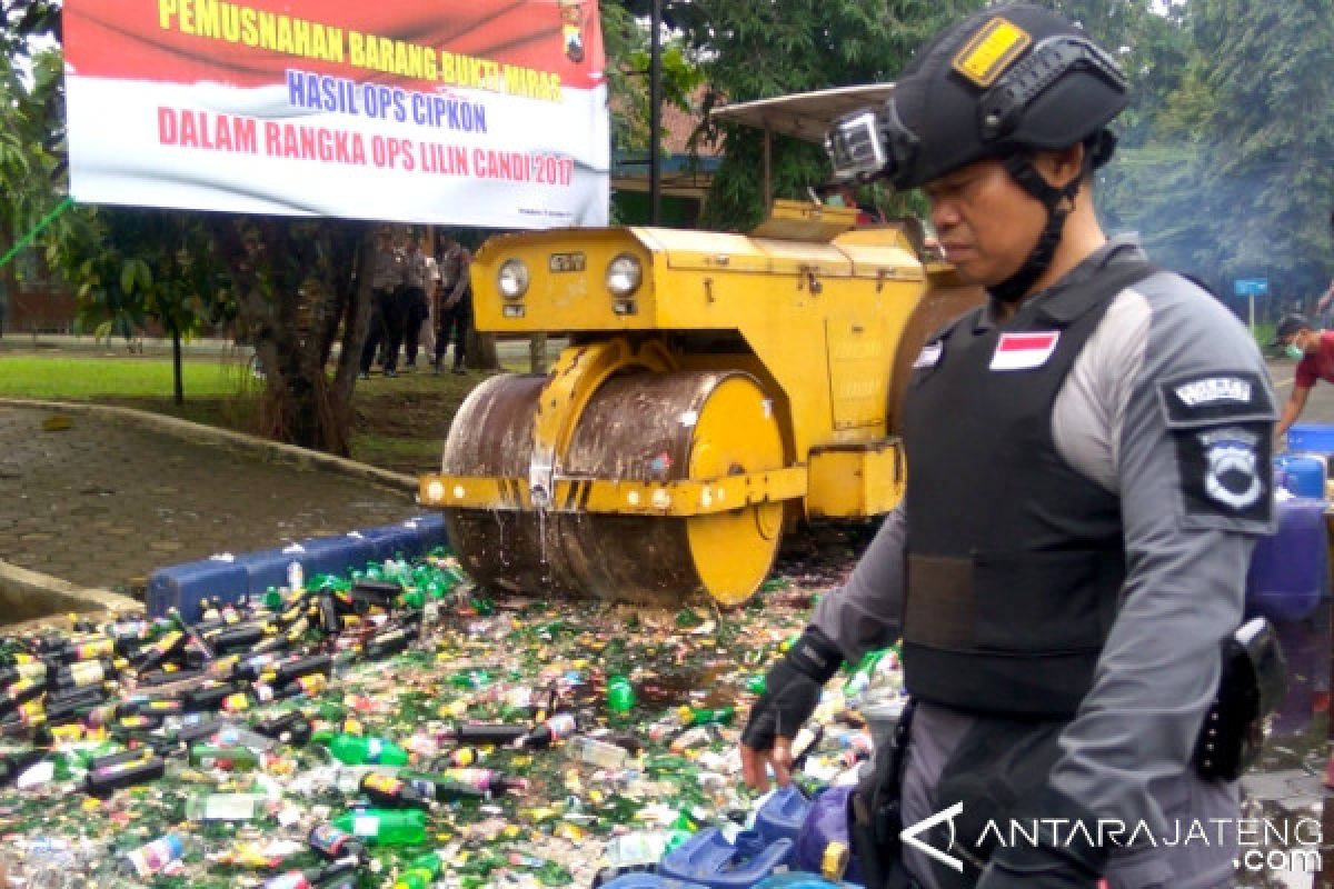 Ribuan botol minuman beralkohol di Banyumas dimusnahkan (VIDEO)