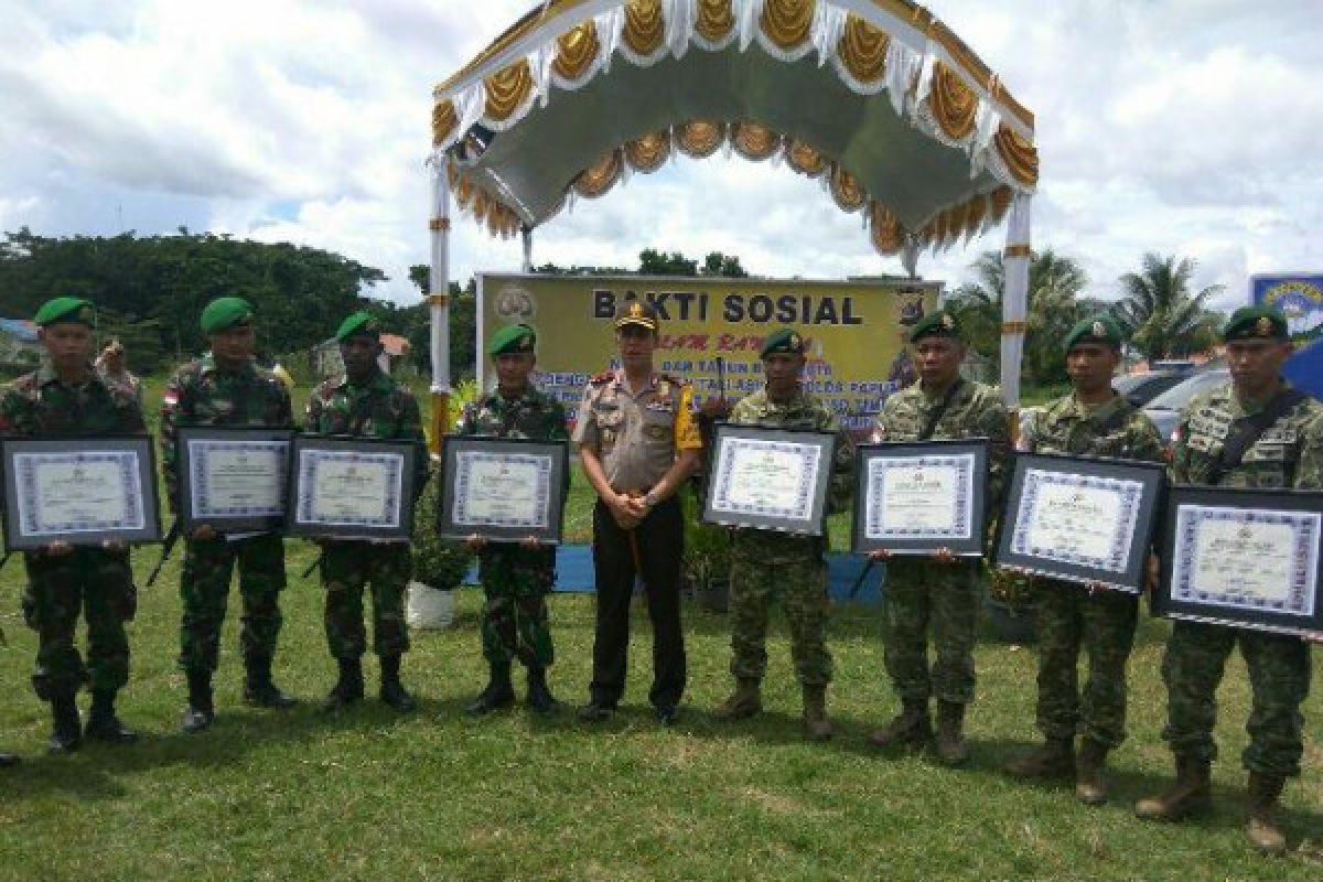 Kapolda Papua beri penghargaan kepada prajurit TNI Pos Pitewi