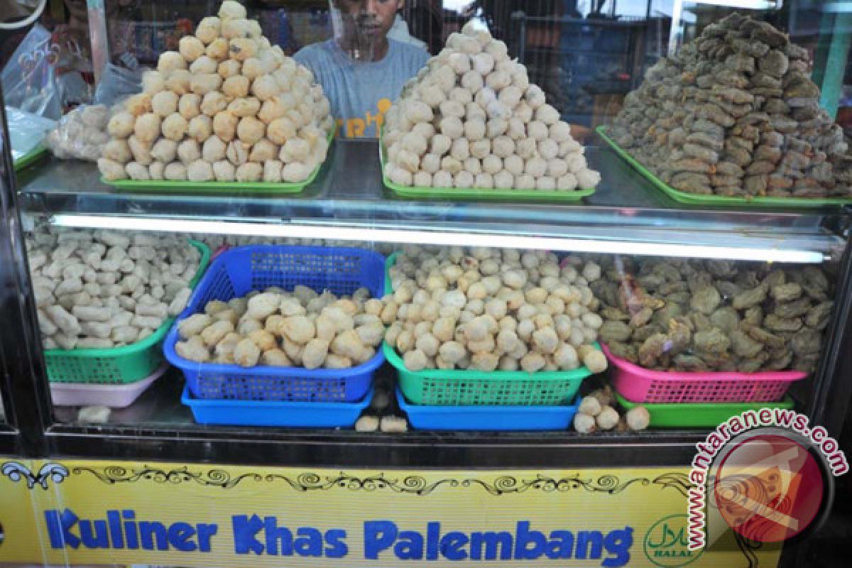 Pedagang pempek keluhkan kenaikan bahan baku