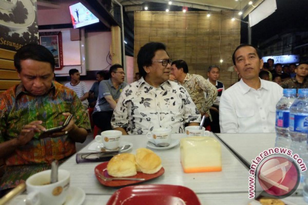 Presiden Jokowi seruput kopi "Aming" Pontianak