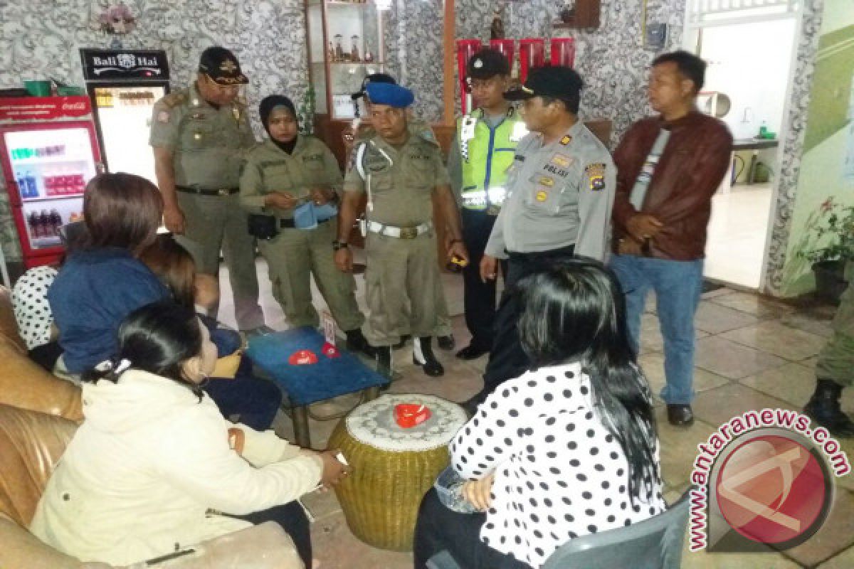 Satpol PP Dharmasraya Jaring 63 Wanita di Tempat Karaoke