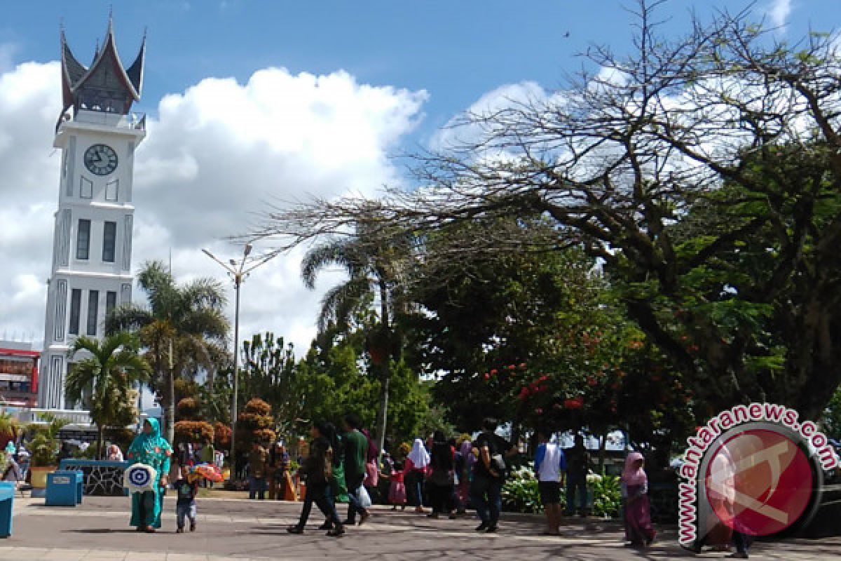 Malam Pergantian Tahun, Pengunjung Jalan Kaki Menuju Jam Gadang