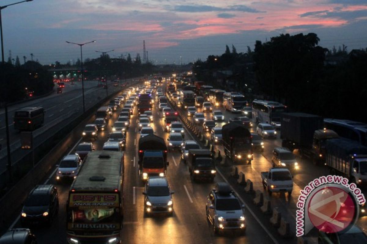 Tol Cikampek arah Jakarta masih dipadati pebalik liburan