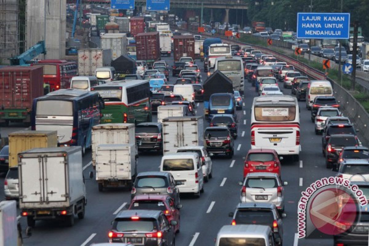 Jasa Marga pasang rambu sosialisasikan ganjil-genap Tol Cikampek