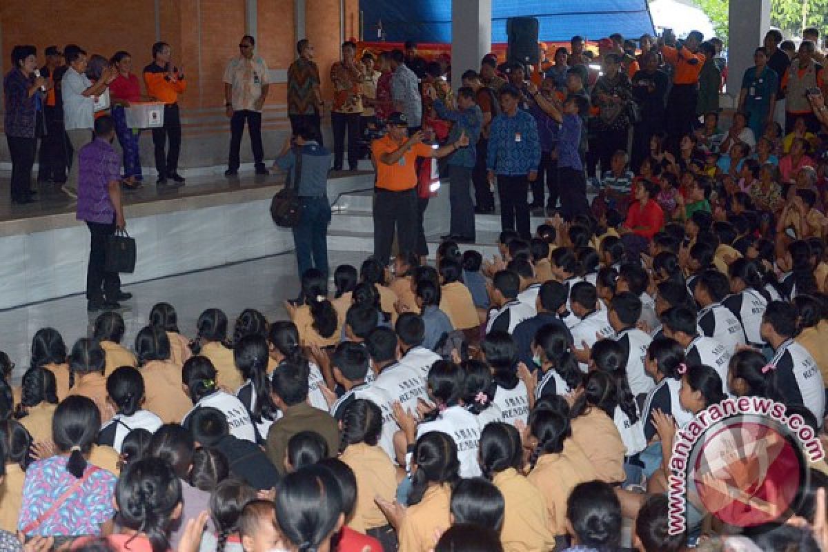 Vice President Kalla visits evacuees of Mt Agung