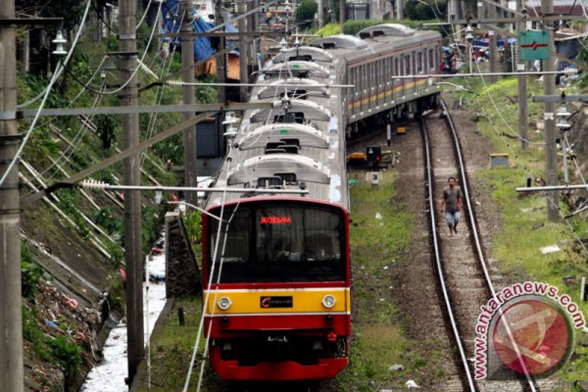 Sejumlah perjalanan KRL terganggu akibat pohon tumbang