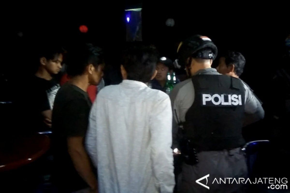 Petugas gabungan razia tempat hiburan malam di Banyumas