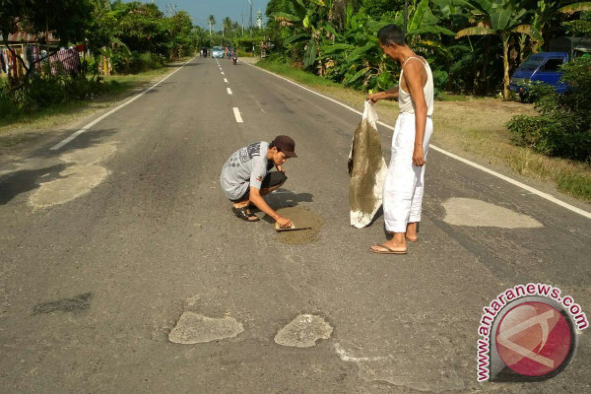 Hati-Hati Lintasi Jalan Raya HST, Banyak Berlubang