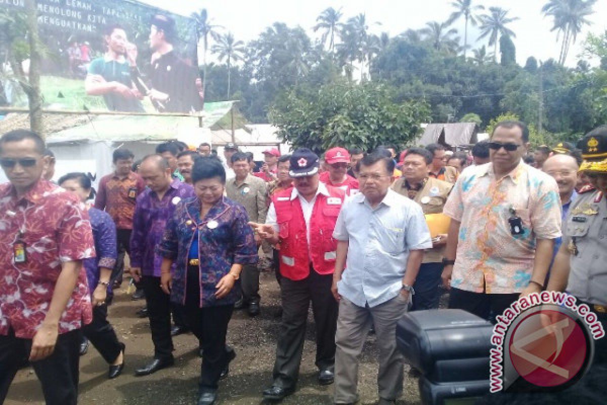 Vice President Kalla Visits Evacuees of Mt Agung