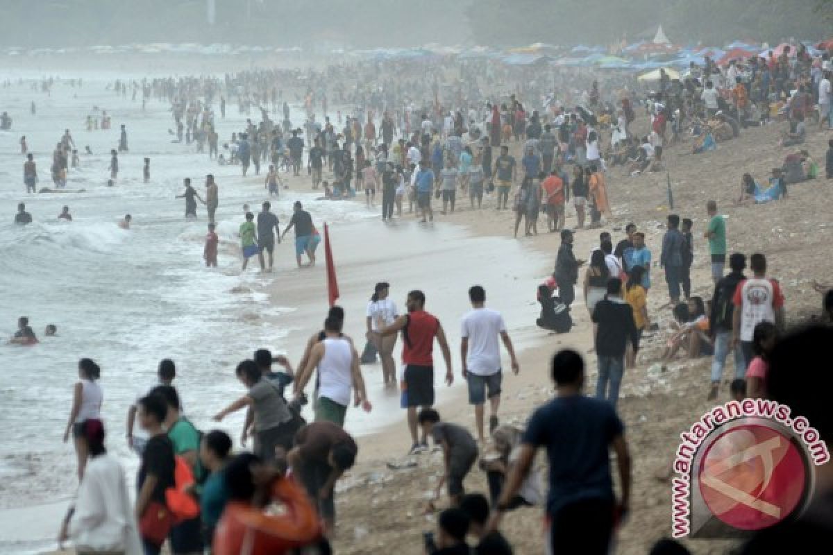 Ribuan pengunjung padati Pantai Sasak Pasaman Barat