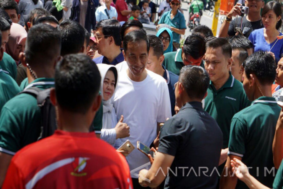 Jokowi dan Kaesang Jalan Santai di Malioboro (Video)