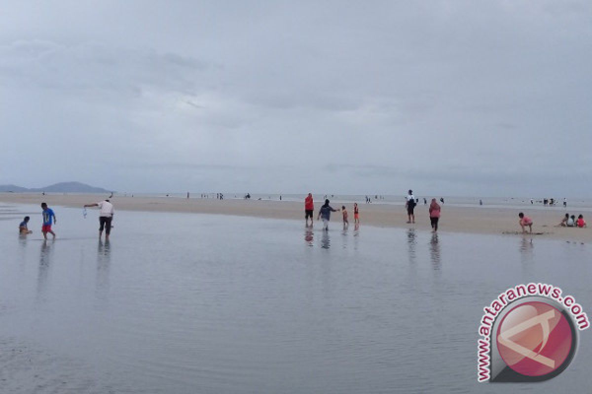 Pengunjung padati Pantai Pukan di Kabupaten Bangka