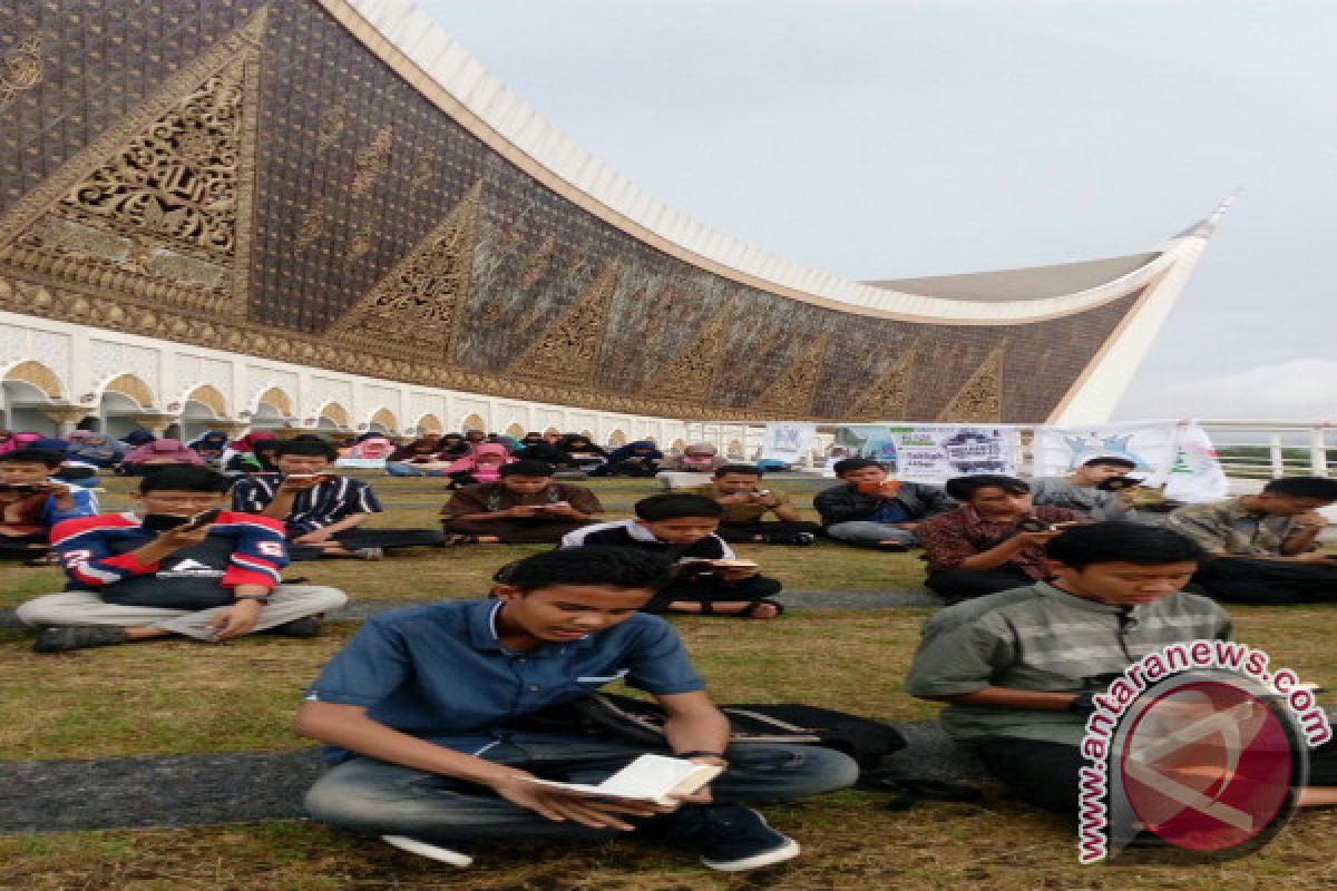 Cuaca Buruk, Shalat Ied Pindah ke Masjid Raya Sumbar