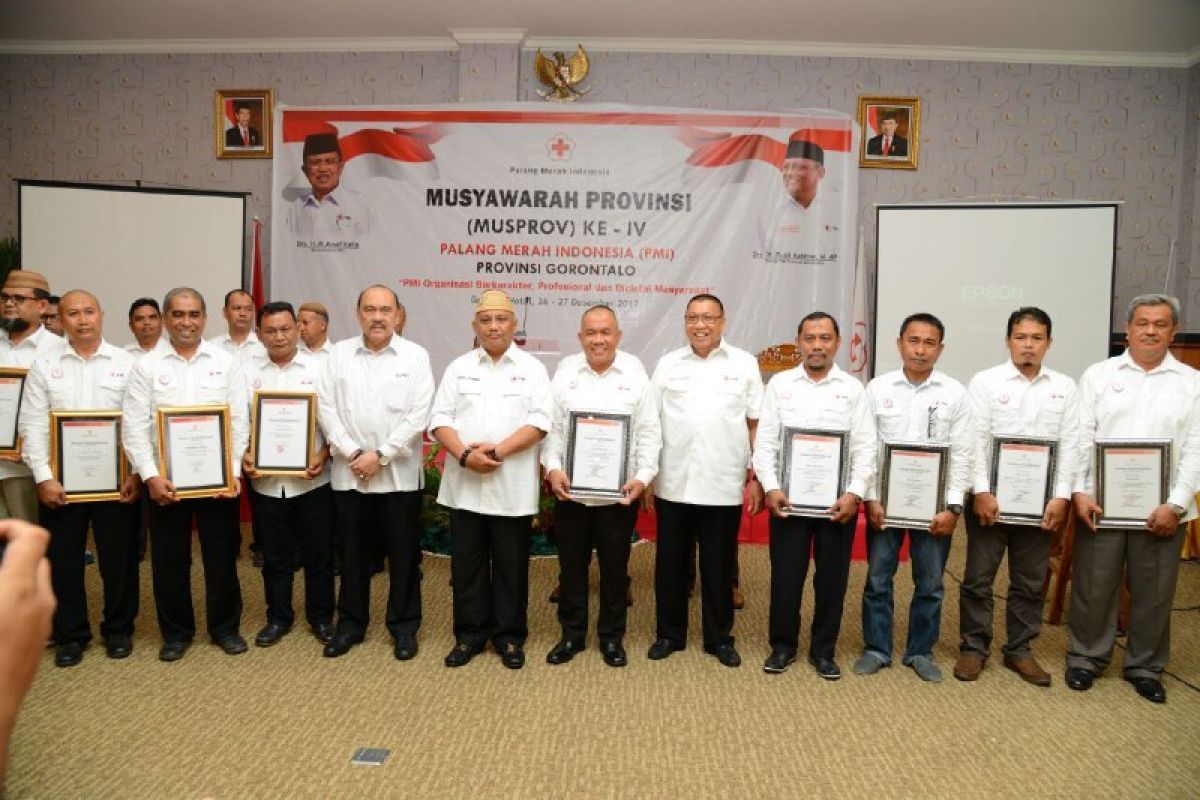 Gubernur Gorontalo Terima Penghargaan Dari PMI