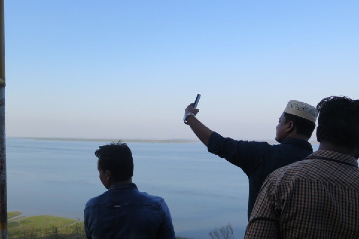 Laporan dari Bangladesh - Jadi saksi bisu pelarian Rohingya, Sungai Naf dikunjungi turis lokal