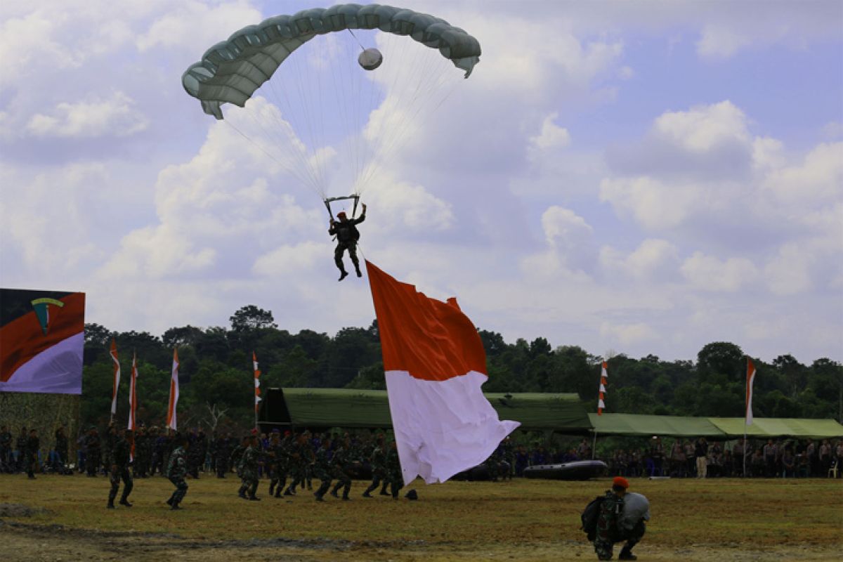 Peresmian Brigif 25/Siwah diwarnai atraksi terjun payung